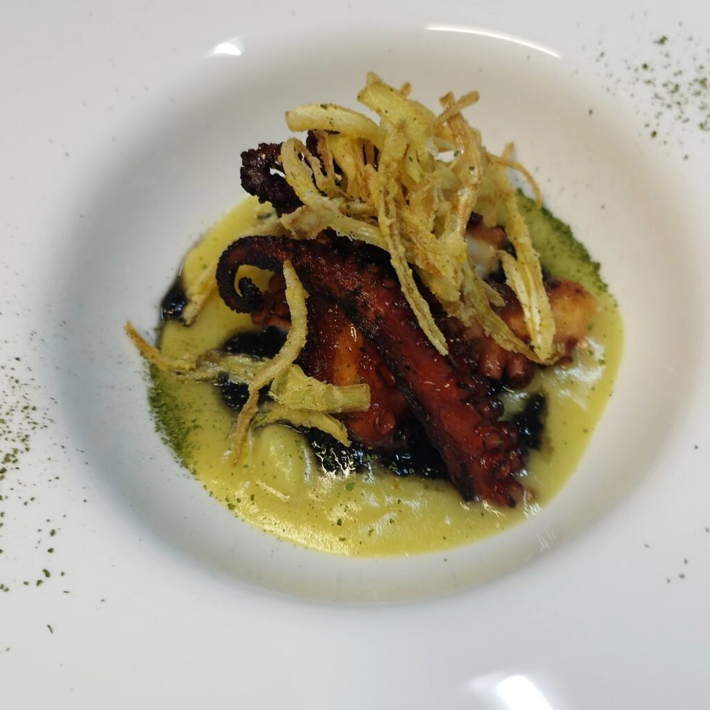 Scopri i miei piatti - Tentacoli di polpo arrosto su crema di patate e porro e salsa al nero di seppia