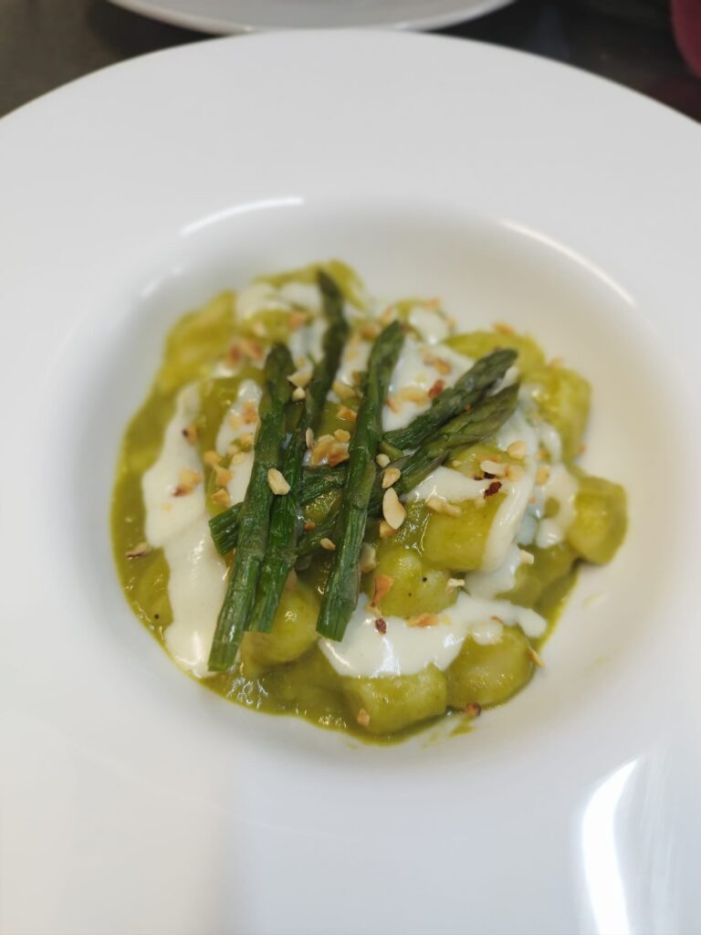 Scopri i miei piatti - Gnocchi di patate con crema di asparagi e crema di pecorino