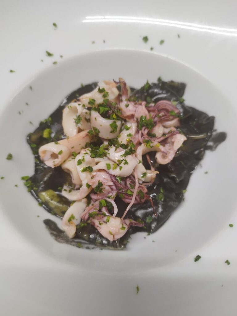Scopri i miei piatti - Raviolini al nero di seppia con calamaretti