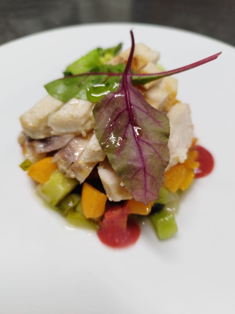 Scopri i miei piatti - Bocconcini di pesce spada su insalata di frutta e verdura