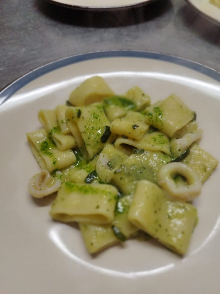 Scopri i miei piatti - Mezzi paccheri con pesto di zucchine e calamari